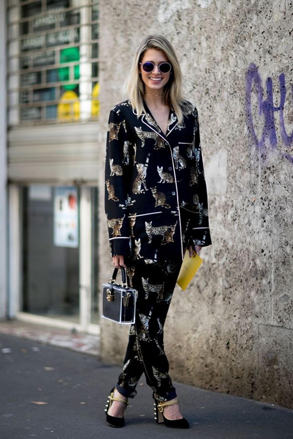 Traje en Navidad: look pijama en la calle