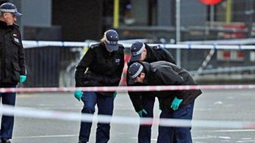 Agents de la policia de Londres busquen proves a la zona de l&#039;atac terrorista