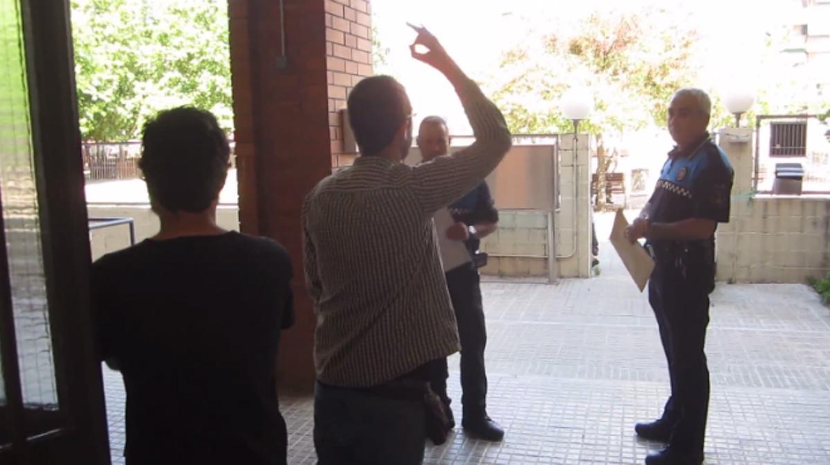 Escarnio al candidato del Partido Popular de Sabadell, Estaban Gesa, en el momento de su votación.