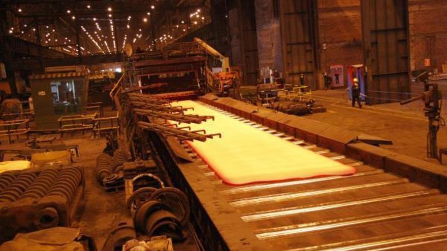 Laminación de chapa gruesa en la factoría de ArcelorMittal en Veriña.