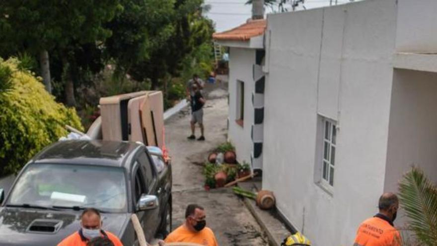 Una familia evacuada carga enseres durante la erupción del Tajogaite.