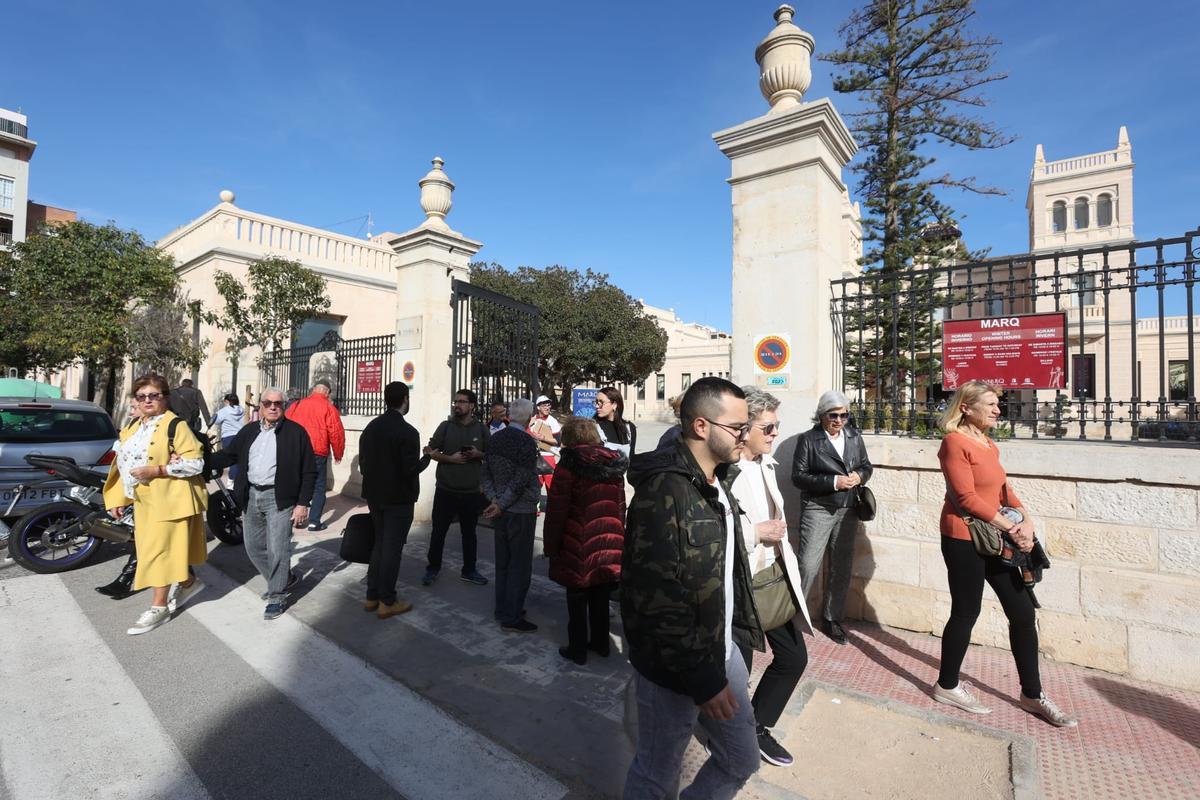 Personas a la salida del MARQ, este viernes