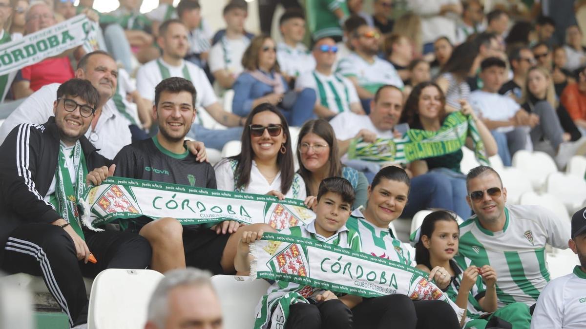 La afición del Córdoba CF arenga al equipo durante el pasado choque en El Arcángel.