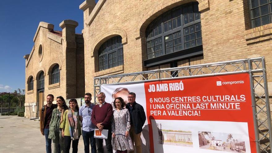 El alcalde Joan Ribó, acompañado de su equipo de gobierno, en la Nave 3 del Parc Central.