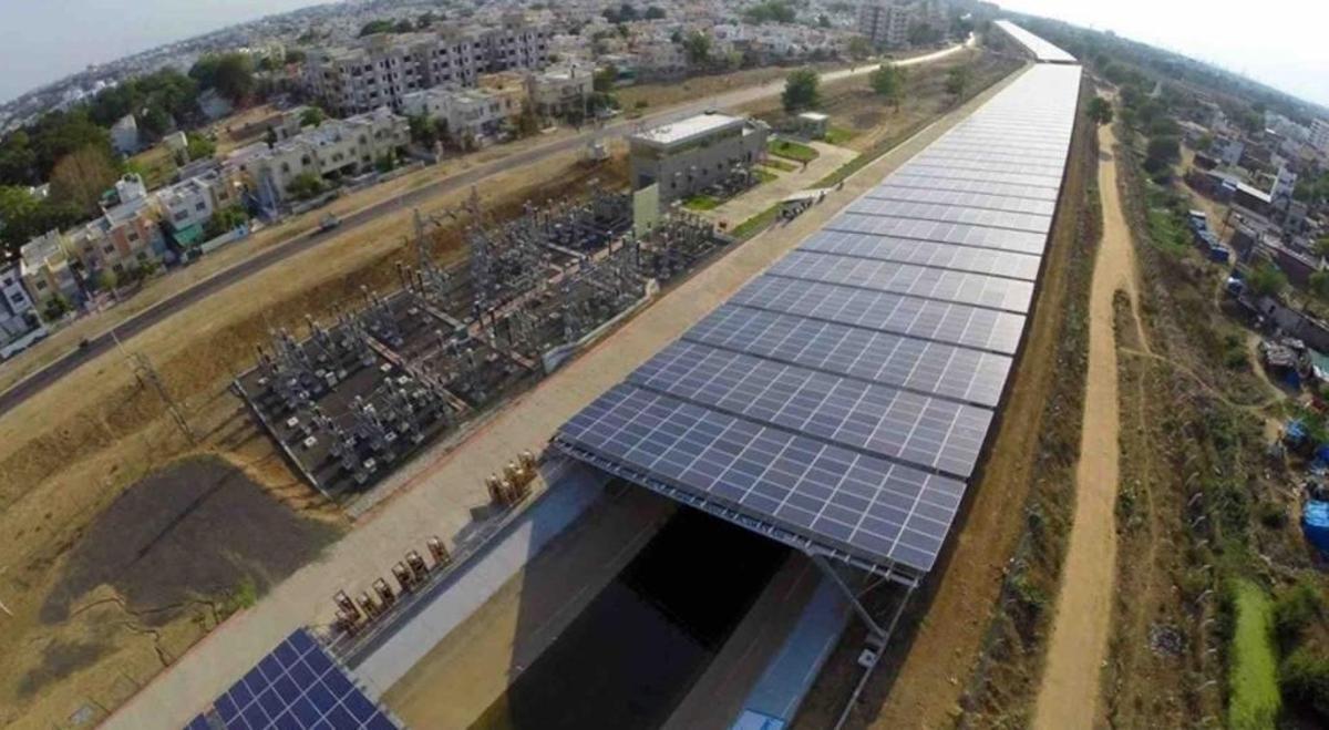 Canal indio cubierto por placas solares.