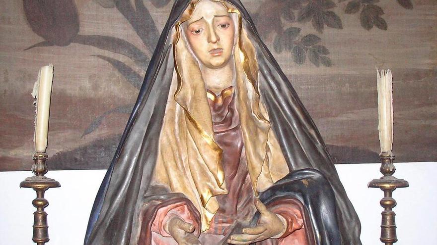 Antigua titular mariana de la cofradía del Silencio, obra de Cristóbal Ramos, en el patio central de la casa de la familia Ybarra.