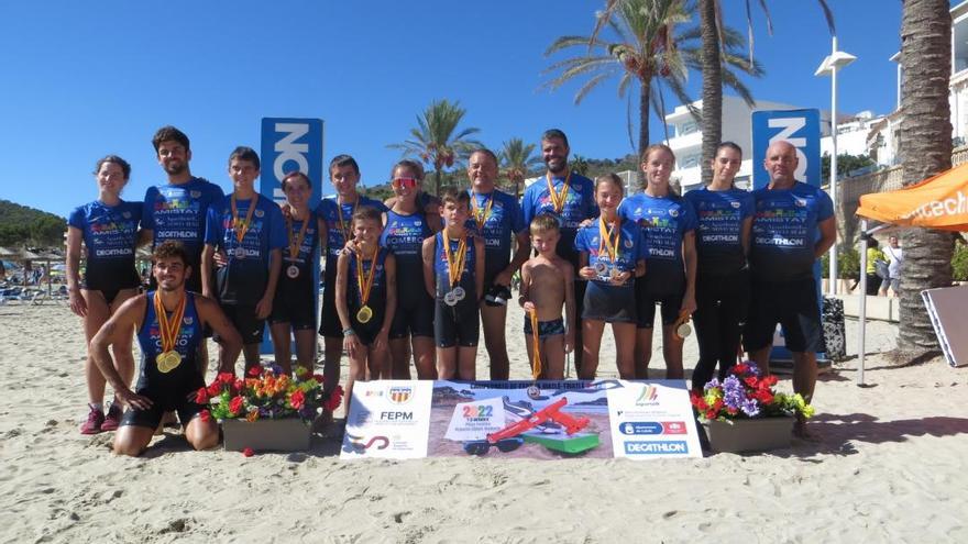 Representantes del equipo Amistat en el triatlé celebrado en Peguera.