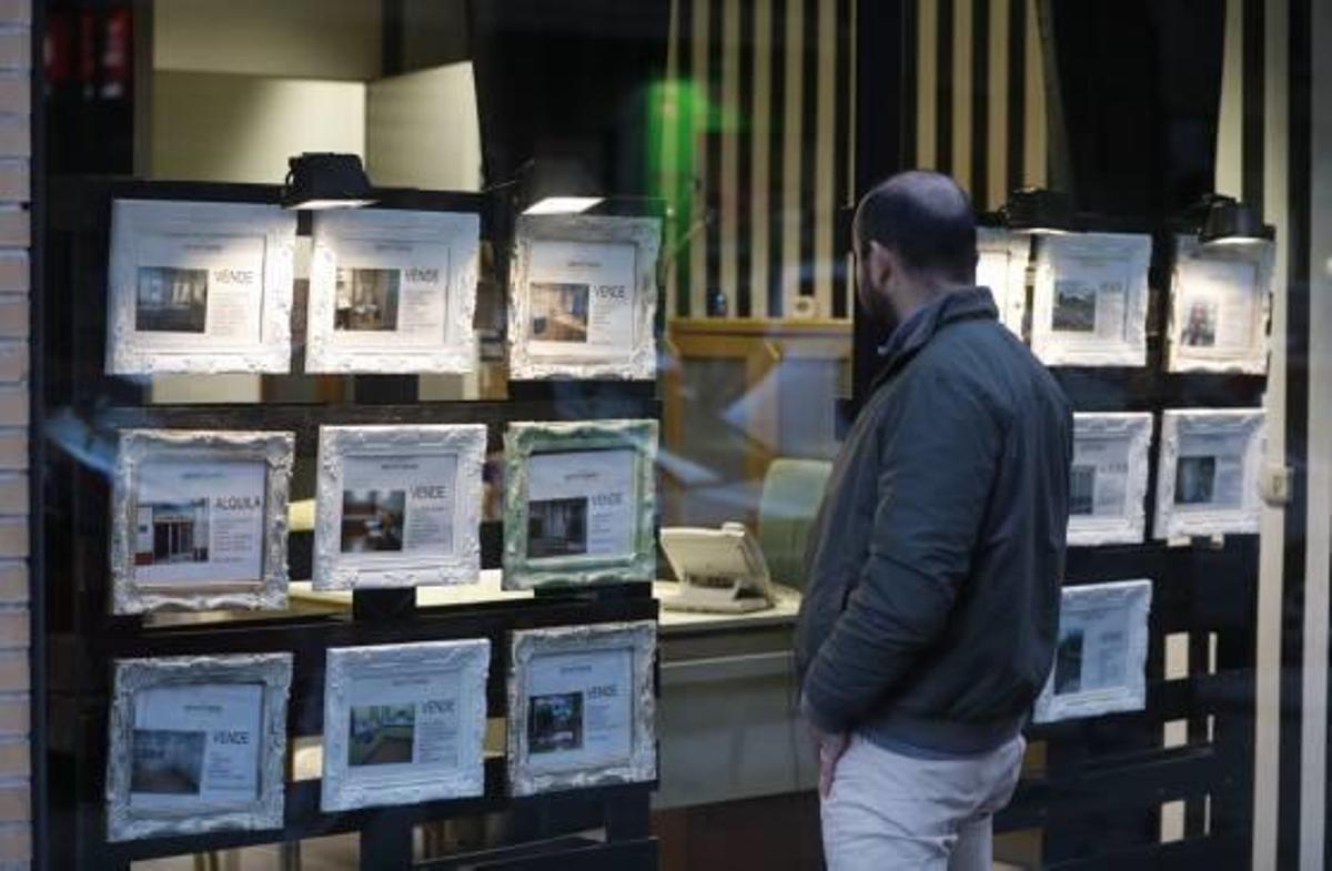 Una inmobiliaria de la ciudad de València, en una imagen captada ayer.