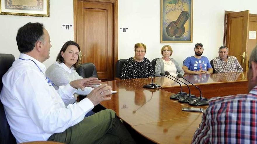 La representante de la fábrica, junto a Jesús Otero y los ganaderos interesados. // Bernabé/Javier Lalín