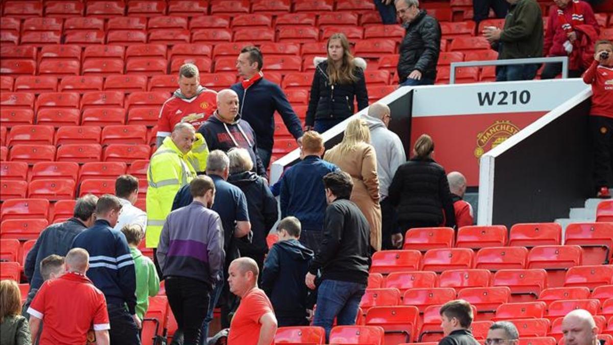Los miembros de seguridad del Manchester United desalojaron la grada sir Alex Ferguson