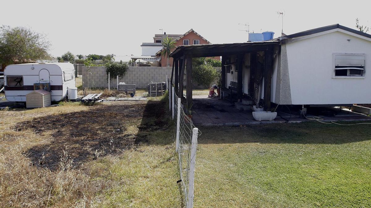 Estado en el que quedó la casa incendiada. / Efe