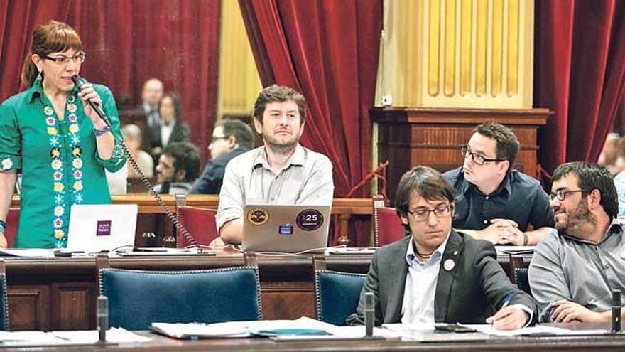 La portavoz parlamentaria de Podemos, Laura Camargo, interviniendo en un pleno.