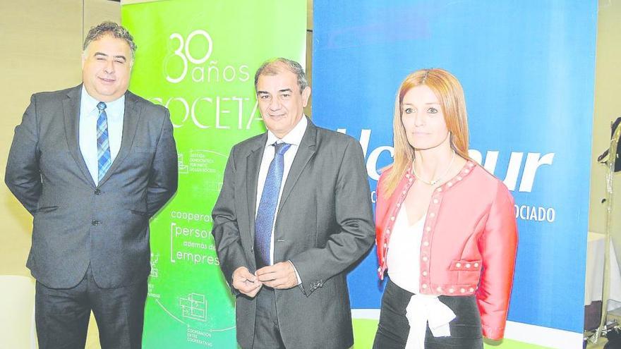 Emilio Sampedro, Juan Antonio Pedreño y Malena Riudavets antes de la asamblea de Coceta.