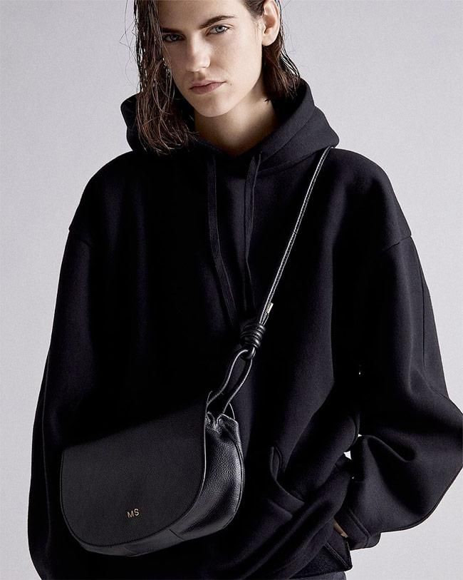 Bolso bandolera de piel personalizable, de Zara