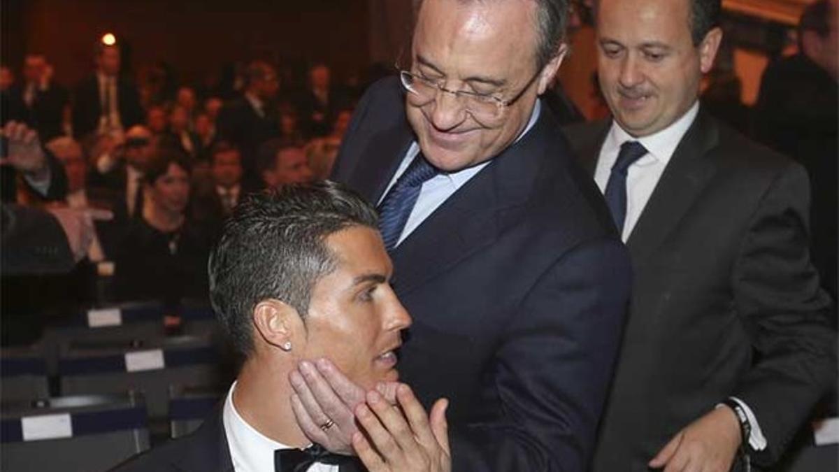 Florentino Pérez y Cristiano Ronaldo se saludan en la gala del FIFA Balón de Oro 2014