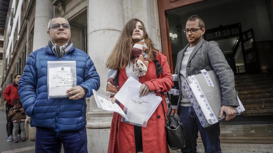 Kiko Mestre, periodista de Diario de Mallorca, y Blanca Pou, de Europa Press, a la salida del juzgado.