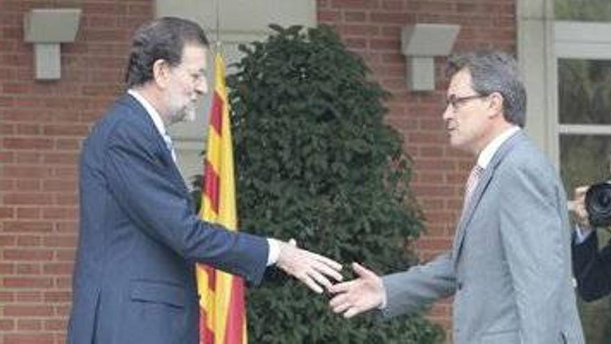 Rajoy y Mas hablan de las vacaciones antes de su reunión en Moncloa