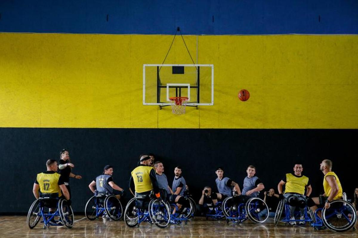 Ex-soldados ucranianos heridos, se recuperan jugando a baloncesto en silla de ruedas