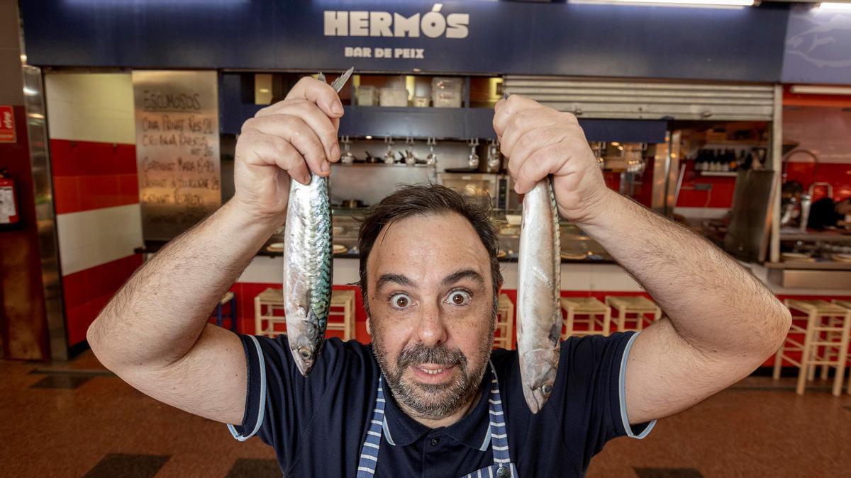 Alexis Peñalver, con la captura del día en la barra del Bar Hermós.