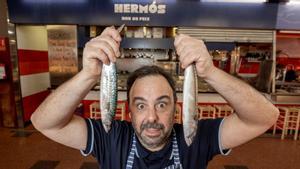 Alexis Peñalver, con la captura del día en la barra del Bar Hermós.