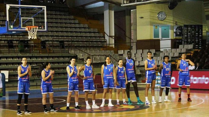 Las jugadoras del Kemegal Cortegada antes del inicio del encuentro en León ante el Sant Adriá. // César F. Buitrón