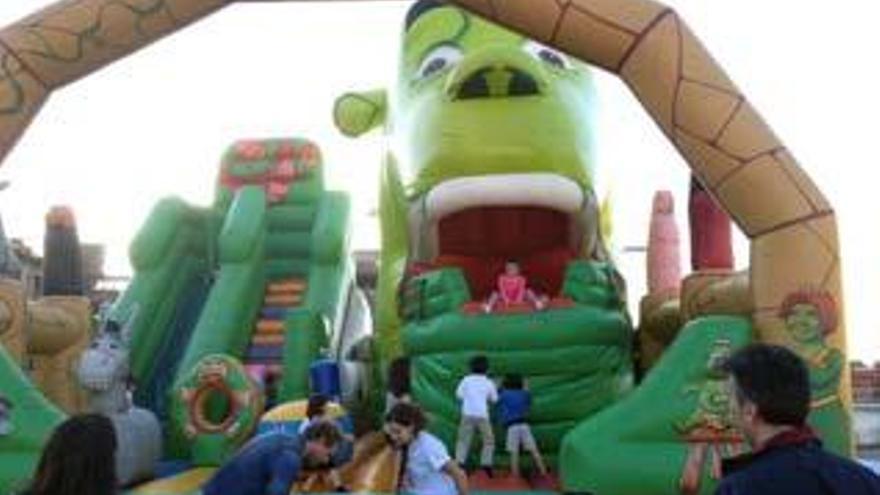 Niños disfrutando de un hinchable en &quot;Xogo Park&quot;. / CENTRO PRÍNCIPE