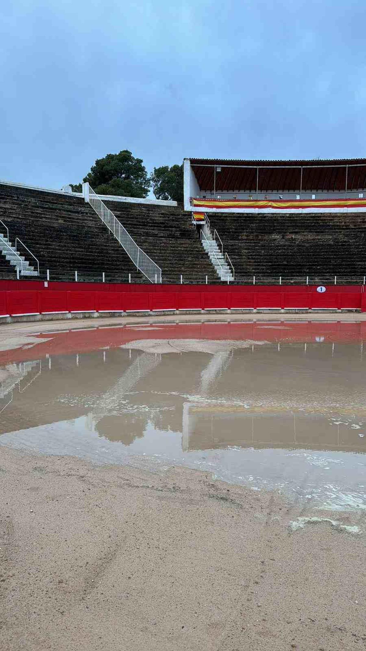 Aspecto de la plaza tras la lluvia caída durante la noche.