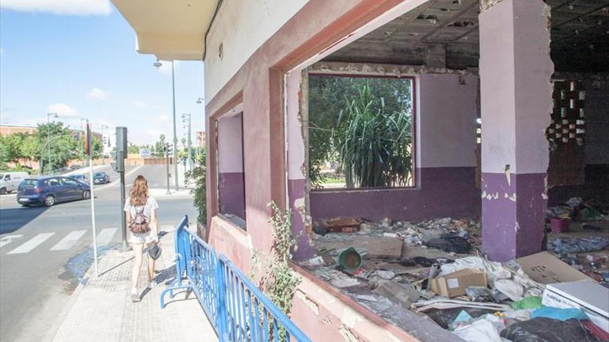 Vecinos de San Roque de Badajoz conviven con un local convertido en un basurero