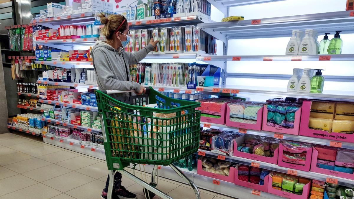 Una mujer realiza la compra en un supermercado.