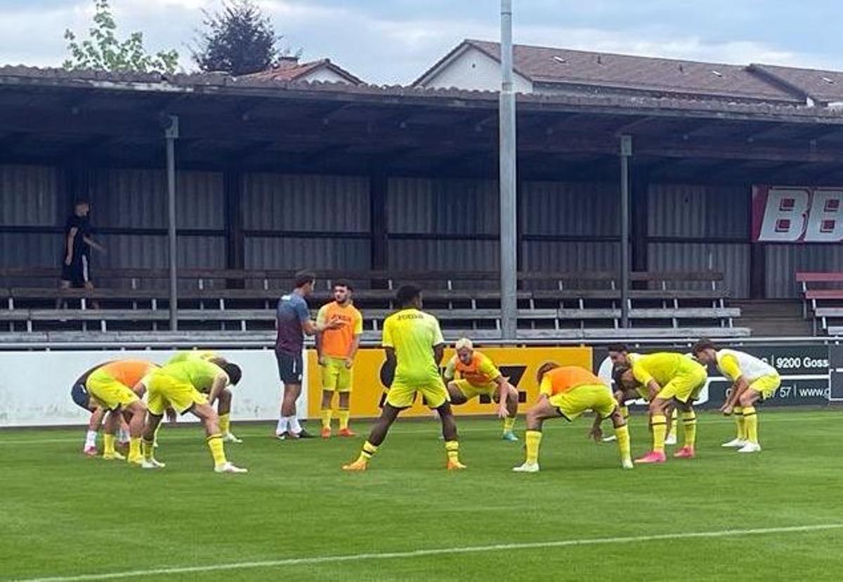Los jugadores del Villarreal B, durante el calentemiento ante el FC Wil suizo.