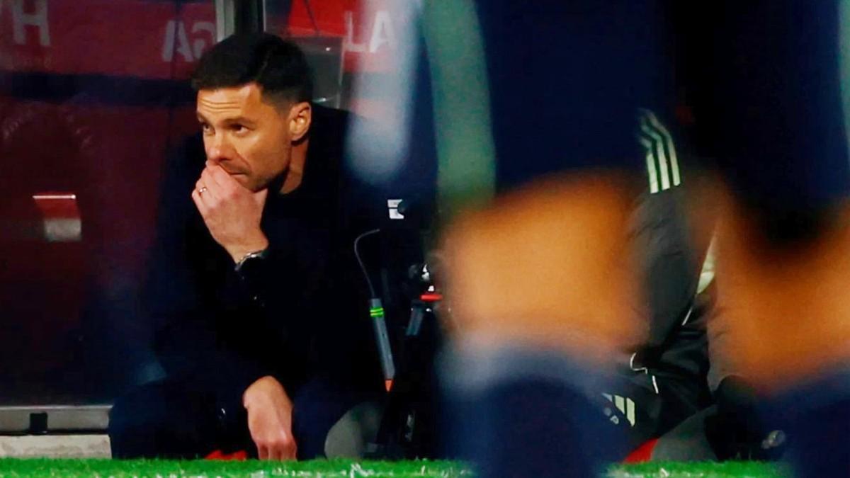 Xabi Alonso pensativo en el banquillo en Montilivi