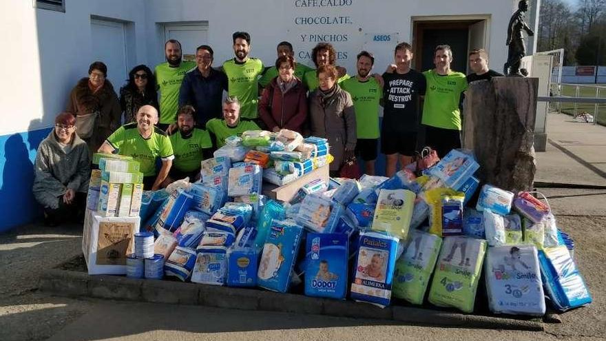 Organizadores y participantes en la &quot;operación Pañales&quot;, ayer, en el campo del Urraca.