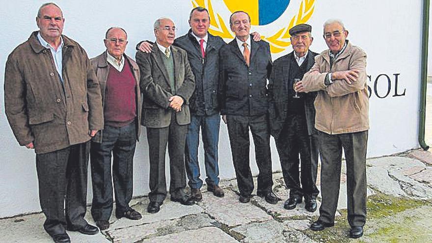 Grupo de amigos con Alfonso R. Gordon (tercero por la izquierda).