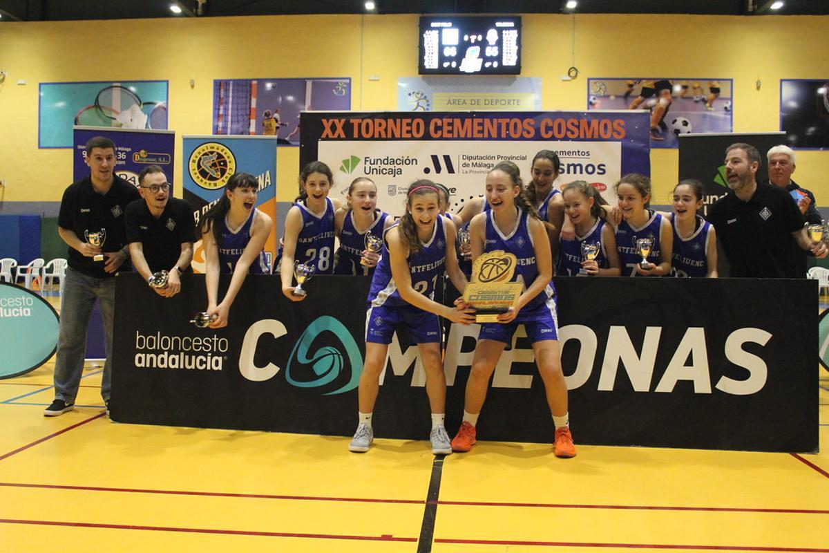Las ganadoras en categoría femenina posaron así con el Trofeo Cosmos.