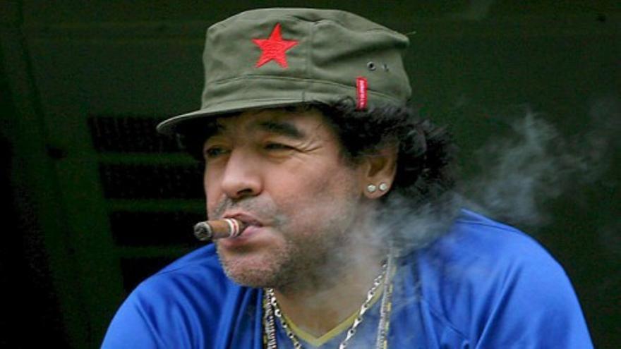 Maradona responde a los que le critican con un 'striptease'