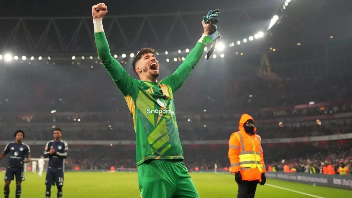 El portero otomano celebra un triunfo con el equipo inglés.
