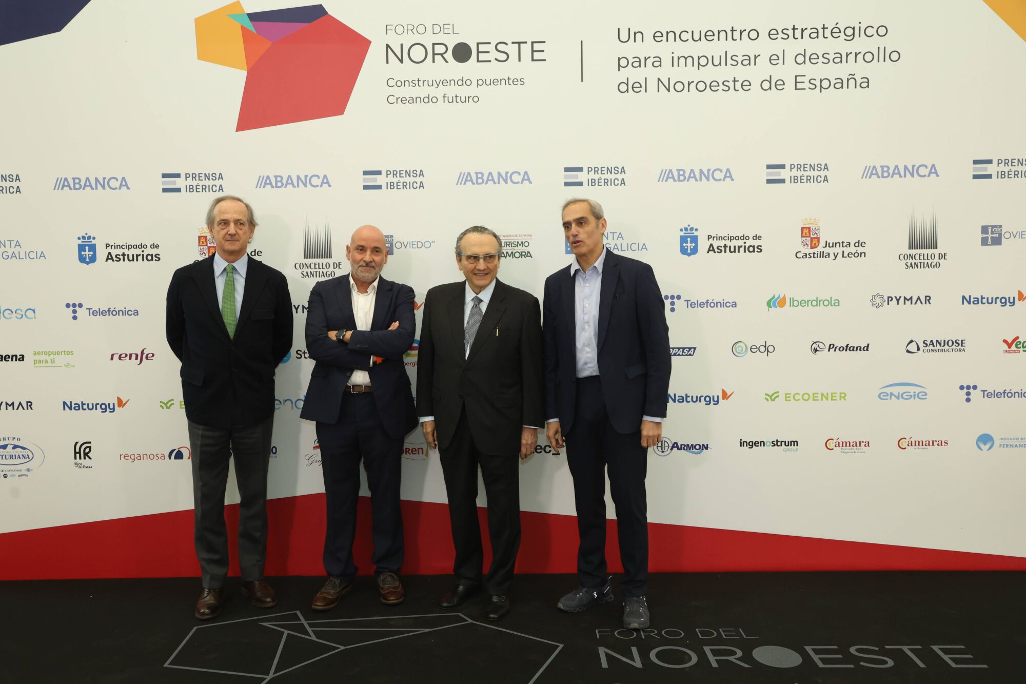 Por la izquierda, Ignacio Colmenares, presidente de Ence, Carlos lozano, director general de Vitrasa, Javier Moll, presidente de Prensa Ibérica, y Jacobo Cosmén, presidente de Alsa.