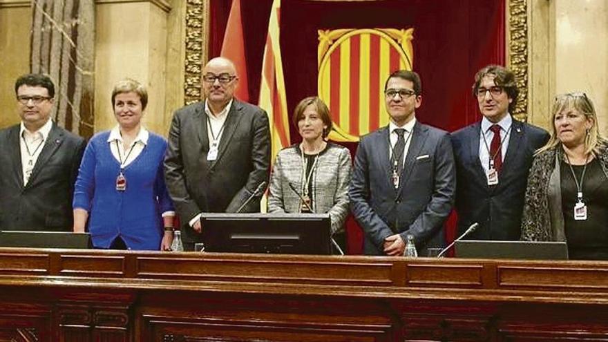 La Mesa del Parlamento catalán, con su presidenta, Carme Forcadell, en el centro. // Parlament de Catalunya