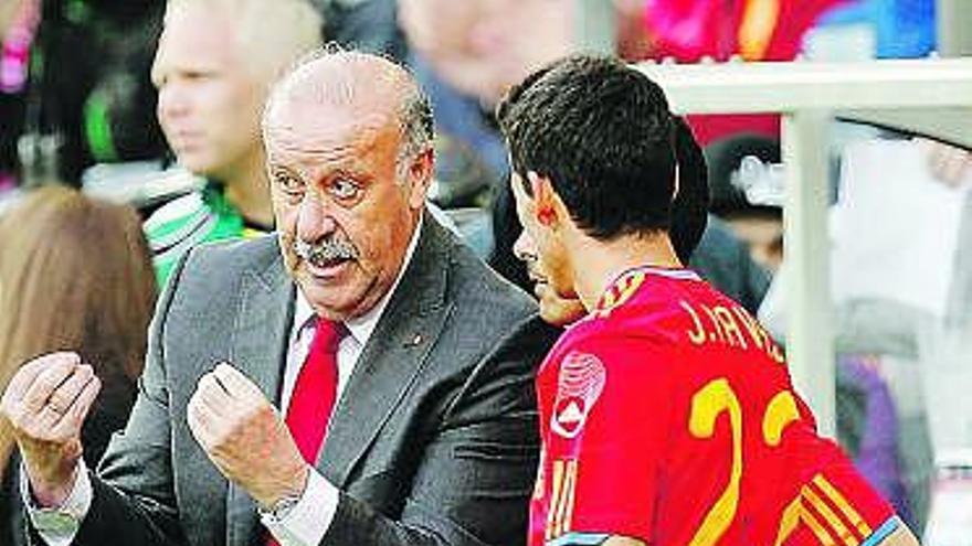 Del Bosque da instrucciones a Navas y a Pedro, tapado por su compañero.