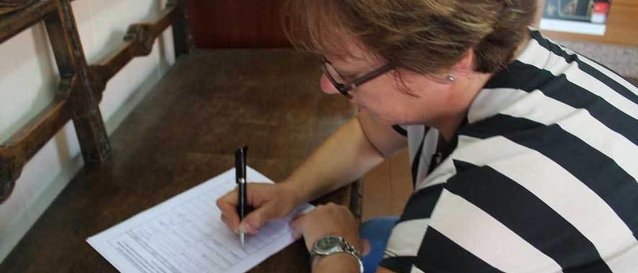 Carmen Jaquete firmando ayer en un comercio de Noreña.