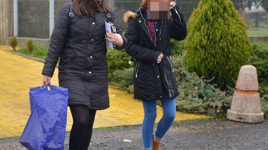 La mujer de &quot;El Chicle&quot; acude con su hija a visitarle en la prisión de A Lama