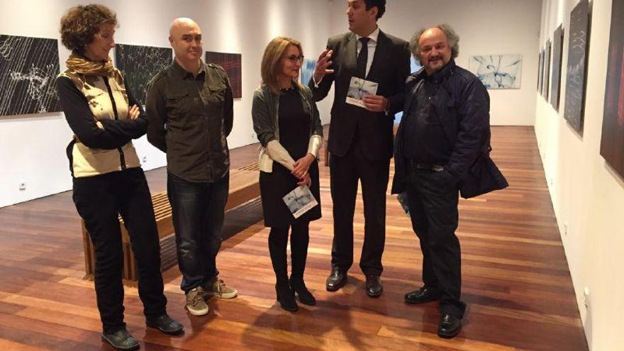 El artista, a la derecha, junto a los responsables del Museo y Alberto Castro