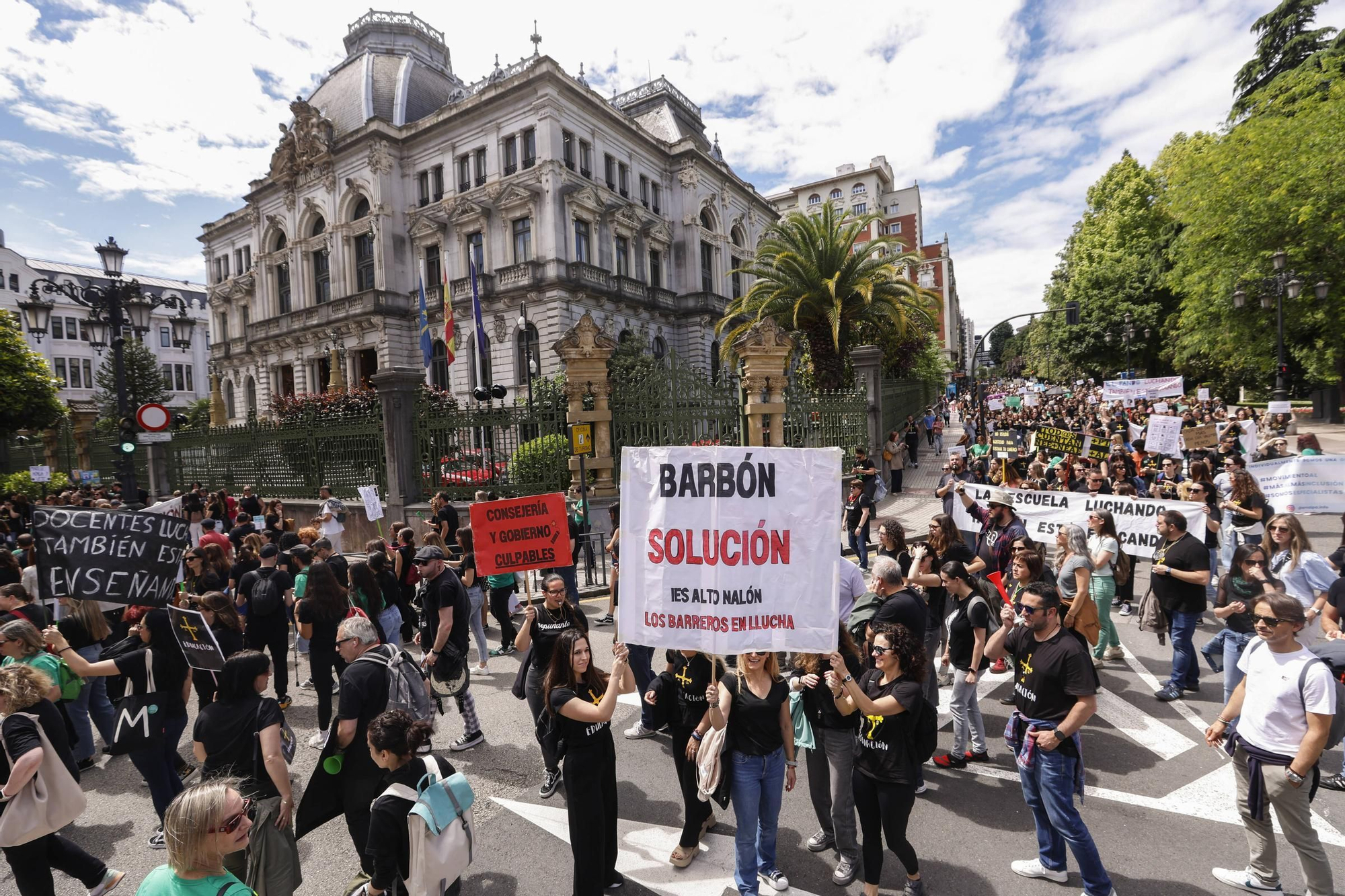 EN IMÁGENES: Cientos de profesores se manifiestan en Oviedo en la cuarta jornada de huelga