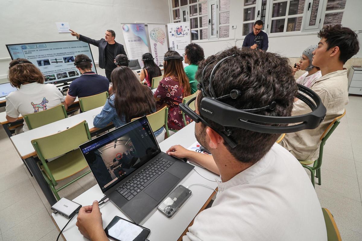 Un alumno lleva puestas las gafas de seguimiento ocular, para documentar donde presta atención.