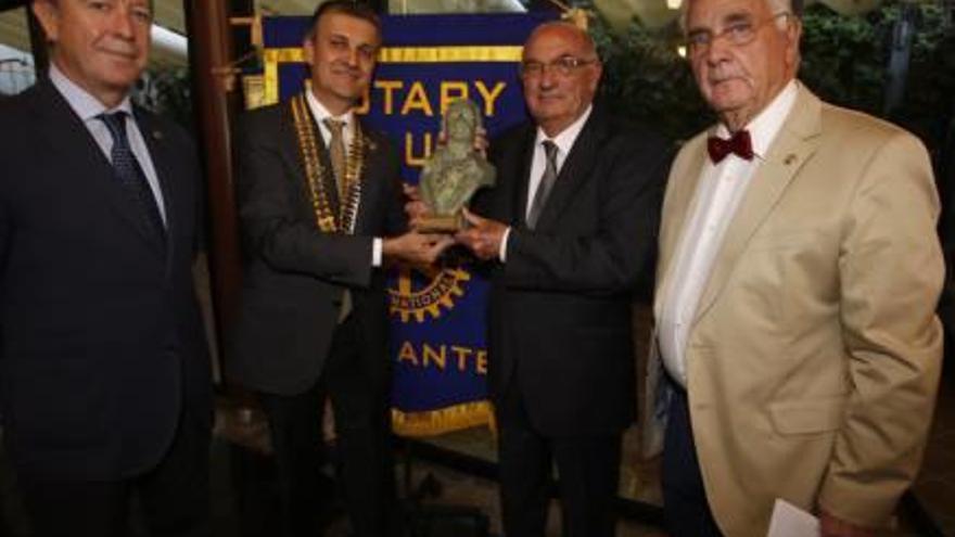 El Rotary Club de Alicante premia a Alfonso Puchades