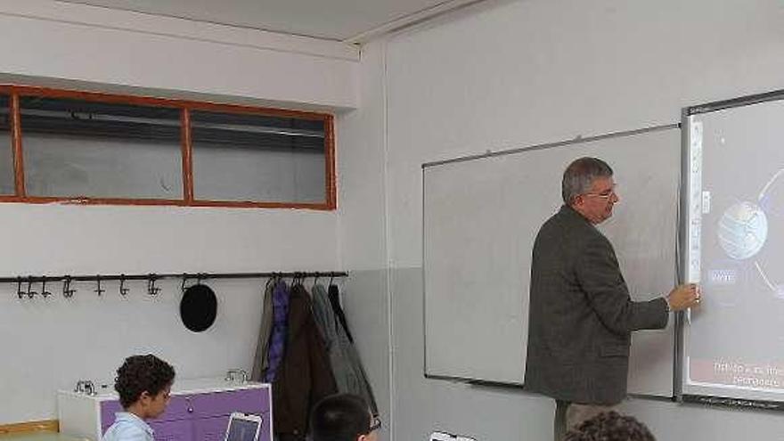 Alumnos de un centro gallego con portátiles en la clase. // I. O.