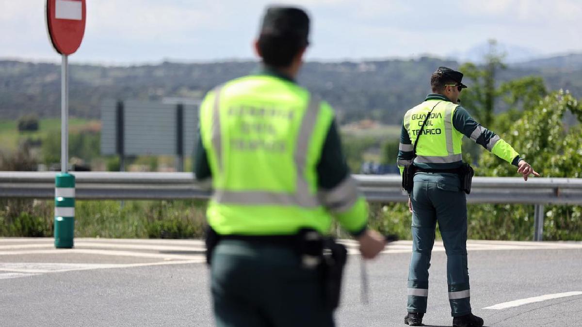 Agentes de la Guardia Civil en un control de tráfico.