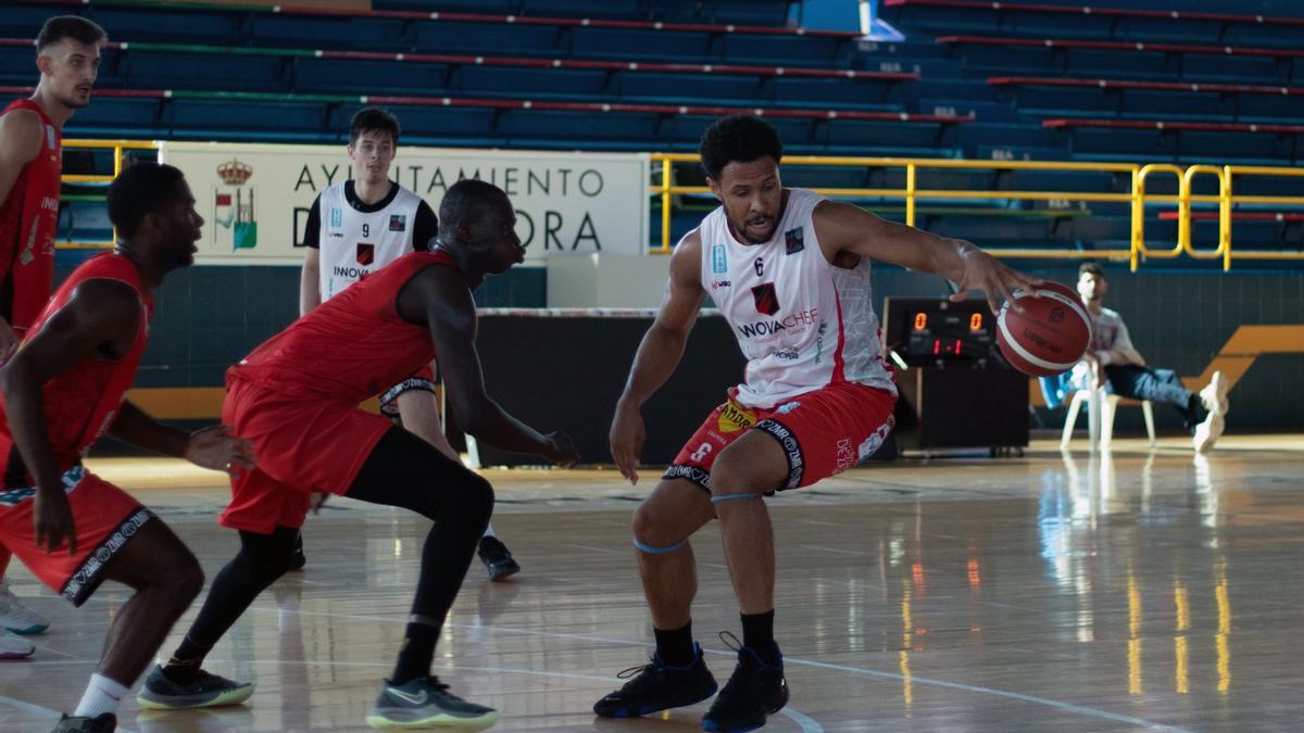 Jeff Solarin bota el balón en un partido de pretemporada.