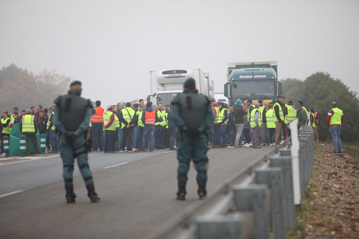 Agricultores cortan la autovía A-4 entre Montoro y Villa del Río