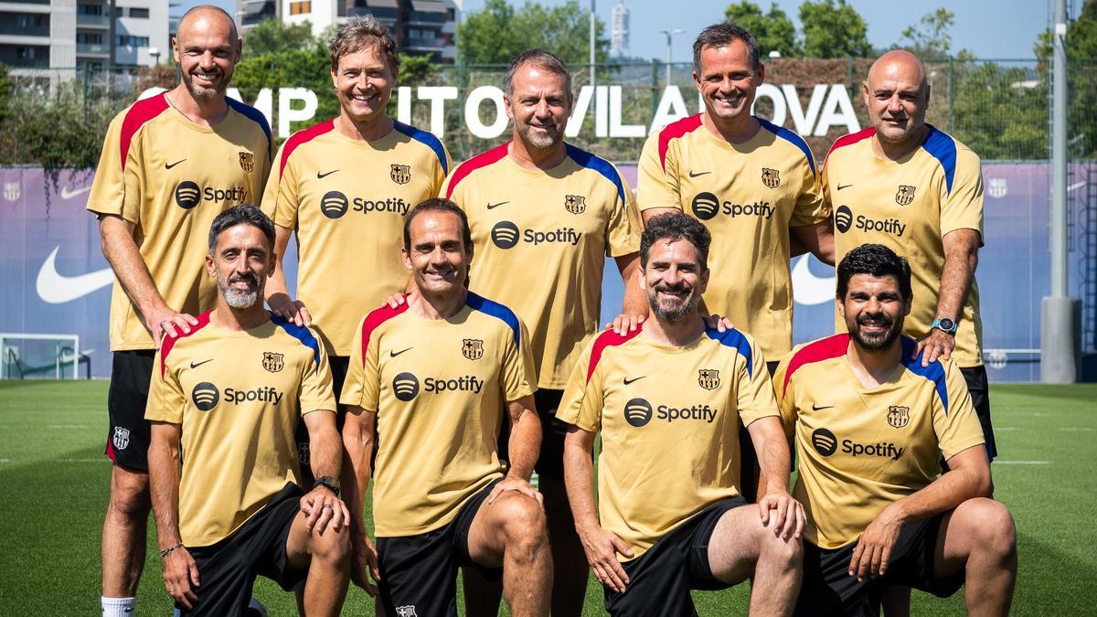 Arriba: Heiko Westermann (ayudante), Marcus Sorg (ayudante), Flick (técnico), Toni Tapalovic (ayudante), De la Fuente (entrenador de porteros); abajo: Pepe Conde (preparador físico de campo), Julio Tous (jefe de la preparación física), Rafa Maldonado (preparador físico de campo) y Germán Fernández (preparador físico y de fuerza).